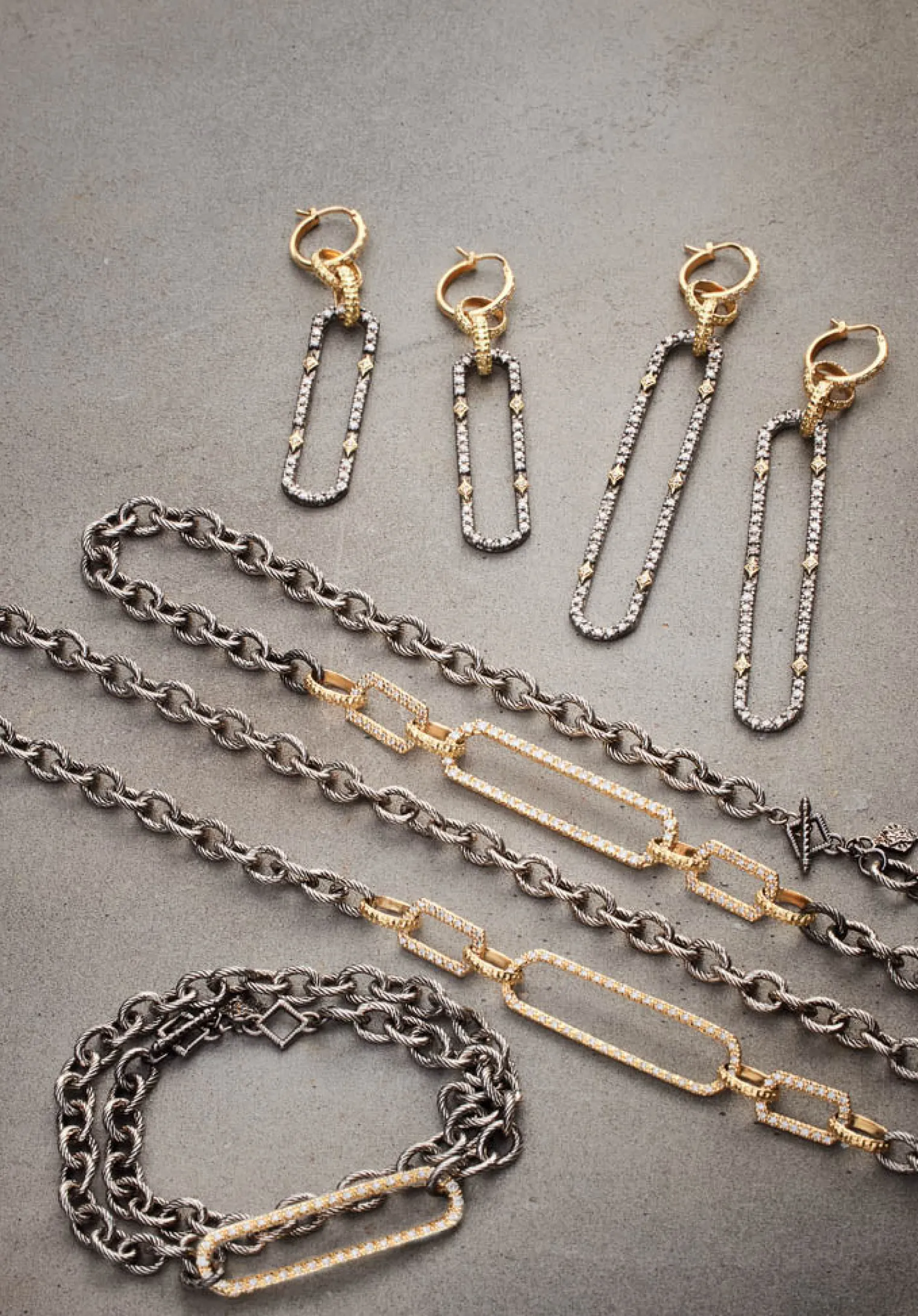 17" CHAIN LINK NECKLACE WITH PAVE PAPERCLIP