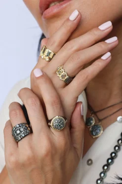 PAVE SIGNET RING