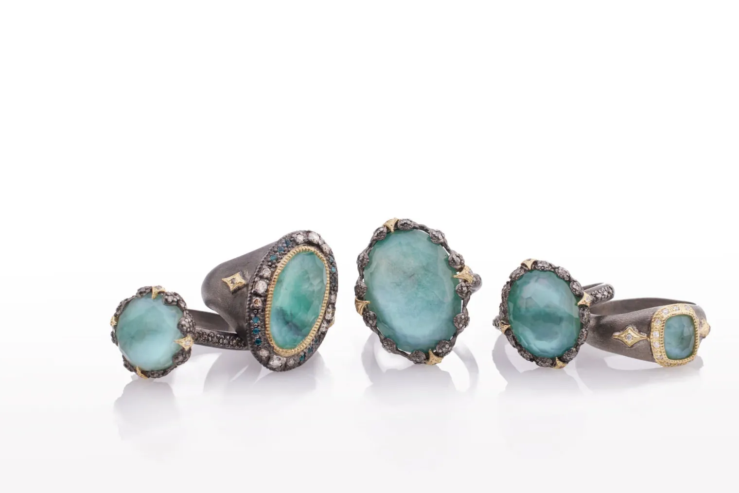 SIGNET RING WITH CUSHION EMERALD AND CRIVELLIS