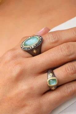 SIGNET RING WITH CUSHION EMERALD AND CRIVELLIS