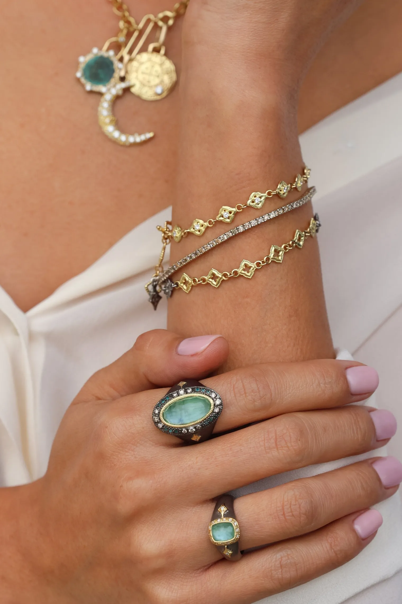 SIGNET RING WITH CUSHION EMERALD AND CRIVELLIS